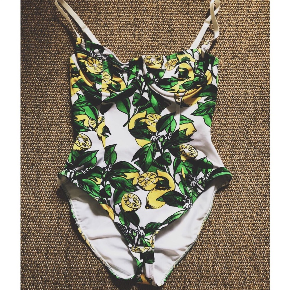 One piece swim wear